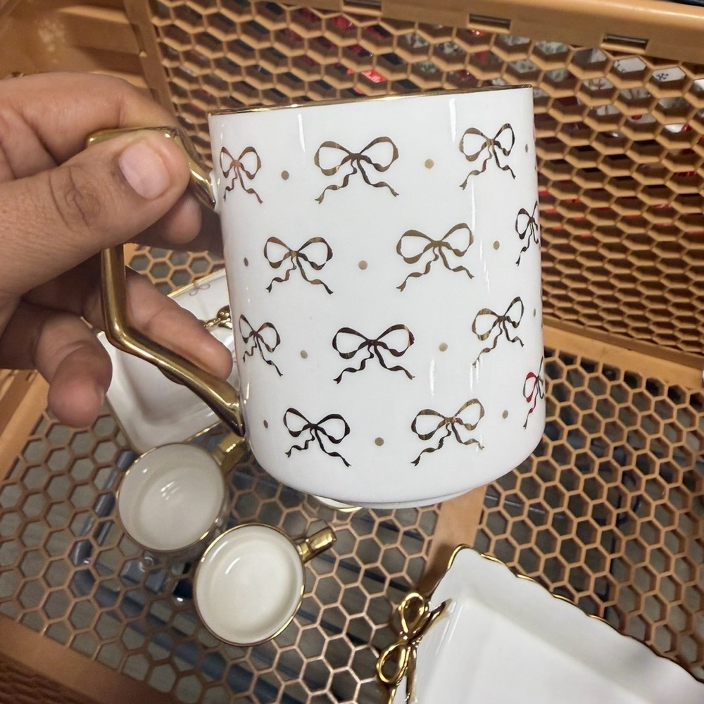 4 White Ceramic Mug with Gold Bow Pattern